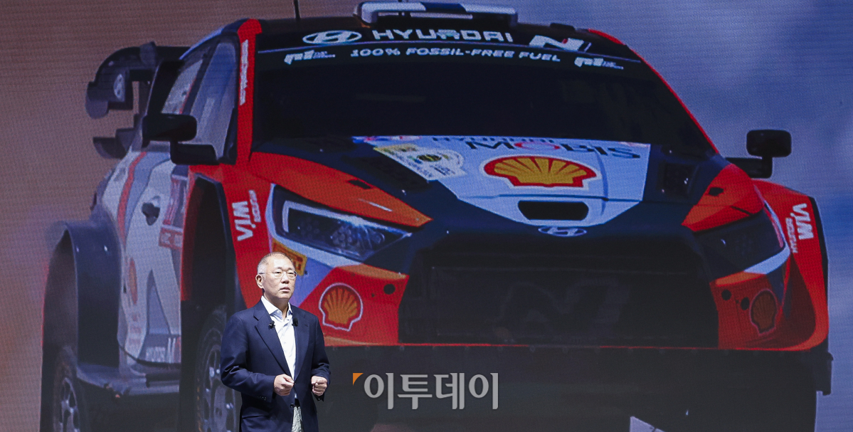 ▲정의선 현대자동차그룹 회장이 6일 경기 고양시 현대 모터스튜디오 고양에서 열린 2025 현대자동차그룹 신년회에서 신년사를 하고 있다. 조현호 기자 hyunho@