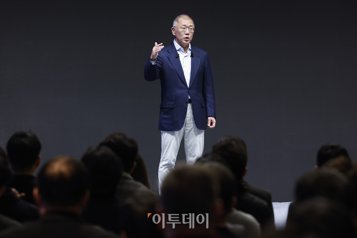 ▲정의선 현대자동차그룹 회장이 6일 경기 고양시 현대 모터스튜디오 고양에서 열린 2025 현대자동차그룹 신년회에서 신년사를 하고 있다. 조현호 기자 hyunho@