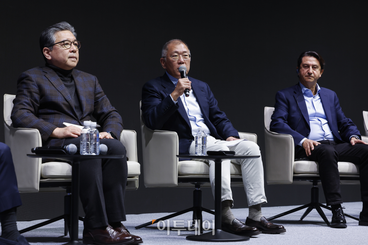 ▲정의선 현대자동차그룹 회장이 6일 경기 고양시 현대 모터스튜디오 고양에서 열린 2025 현대자동차그룹 신년회에서 경영진들과 좌담회를 하고 있다. 조현호 기자 hyunho@