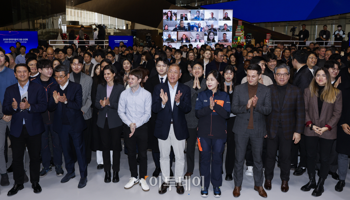 ▲정의선(앞줄 왼쪽 다섯 번째) 현대자동차그룹 회장이 1월 6일 경기 고양시 현대 모터스튜디오 고양에서 열린 2025 현대자동차그룹 신년회에서 임직원들과 기념촬영을 하고 있다. 조현호 기자 hyunho@
