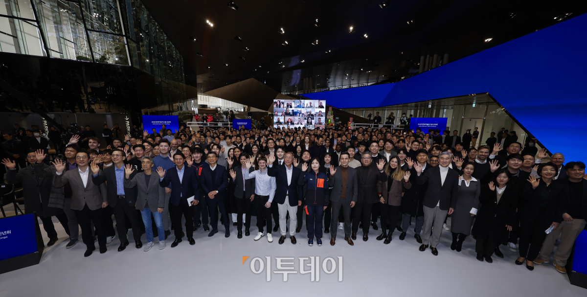 ▲정의선(앞줄 왼쪽 여덟 번째) 현대자동차그룹 회장이 6일 경기 고양시 현대 모터스튜디오 고양에서 열린 2025 현대자동차그룹 신년회에서 임직원들과 기념촬영을 하고 있다. 조현호 기자 hyunho@