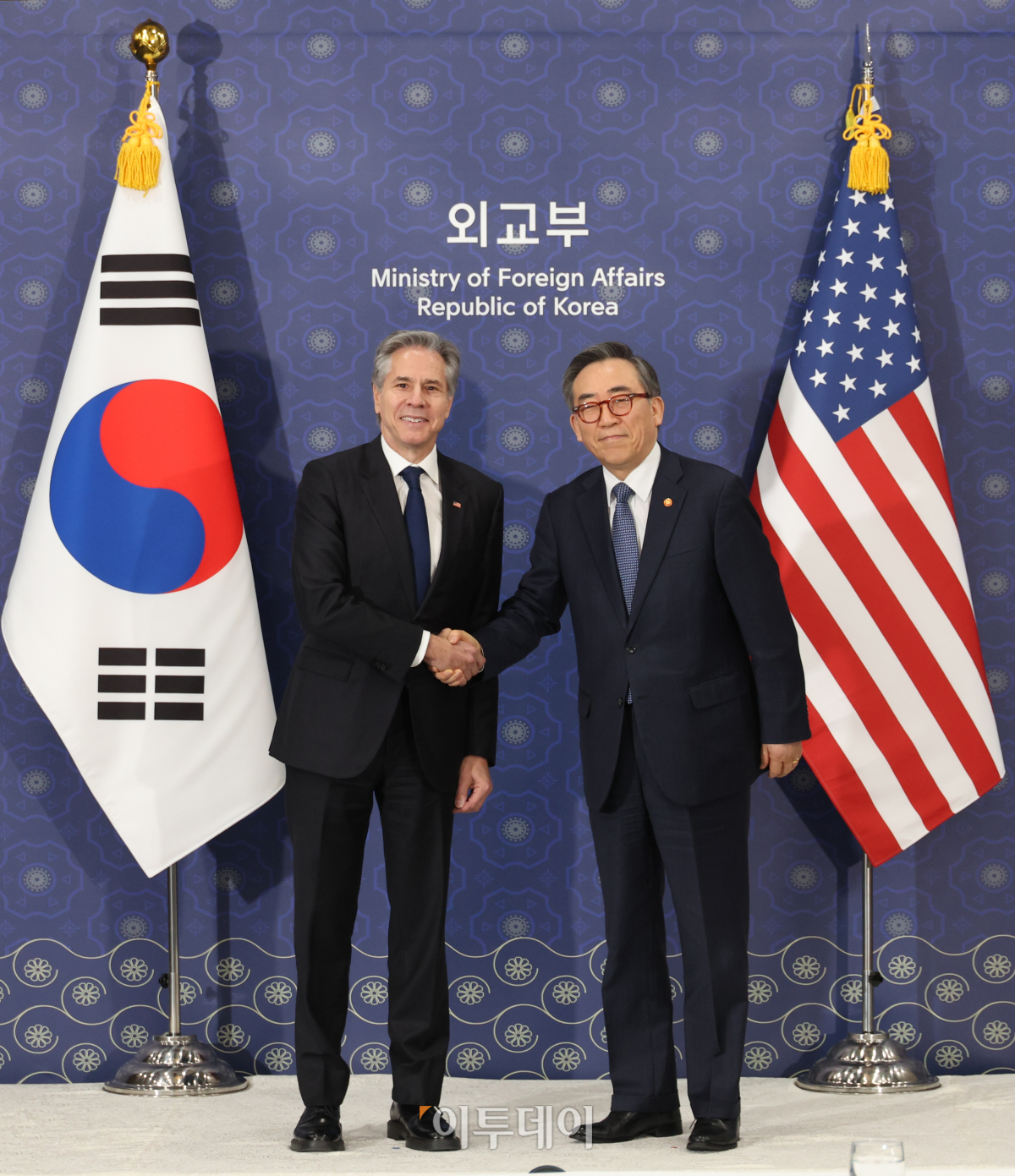 ▲조태열 외교부 장관(오른쪽)과 토니 블링컨 미국 국무부 장관이 6일 서울 종로구 외교부 청사에서 열린 한미 외교장관회담에 앞서 기념촬영 하고 있다. 조현호 기자 hyunho@