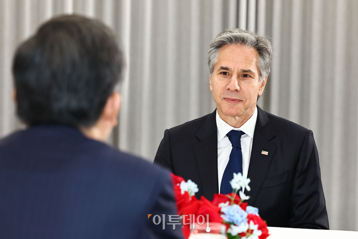 ▲토니 블링컨 미국 국무부 장관이 6일 서울 종로구 외교부 청사에서 열린 한미 외교장관회담에서 조태열 외교부 장관의 발언을 듣고 있다. 조현호 기자 hyunho@