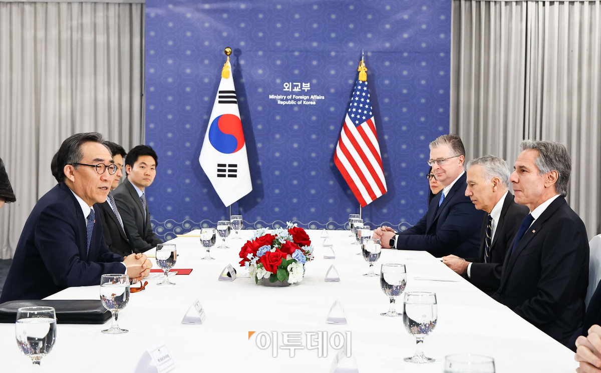 ▲조태열 외교부 장관(왼쪽)과 토니 블링컨 미국 국무부 장관(오른쪽)이 6일 서울 종로구 외교부 청사에서 한미 외교장관회담을 하고 있다. 조현호 기자 hyunho@