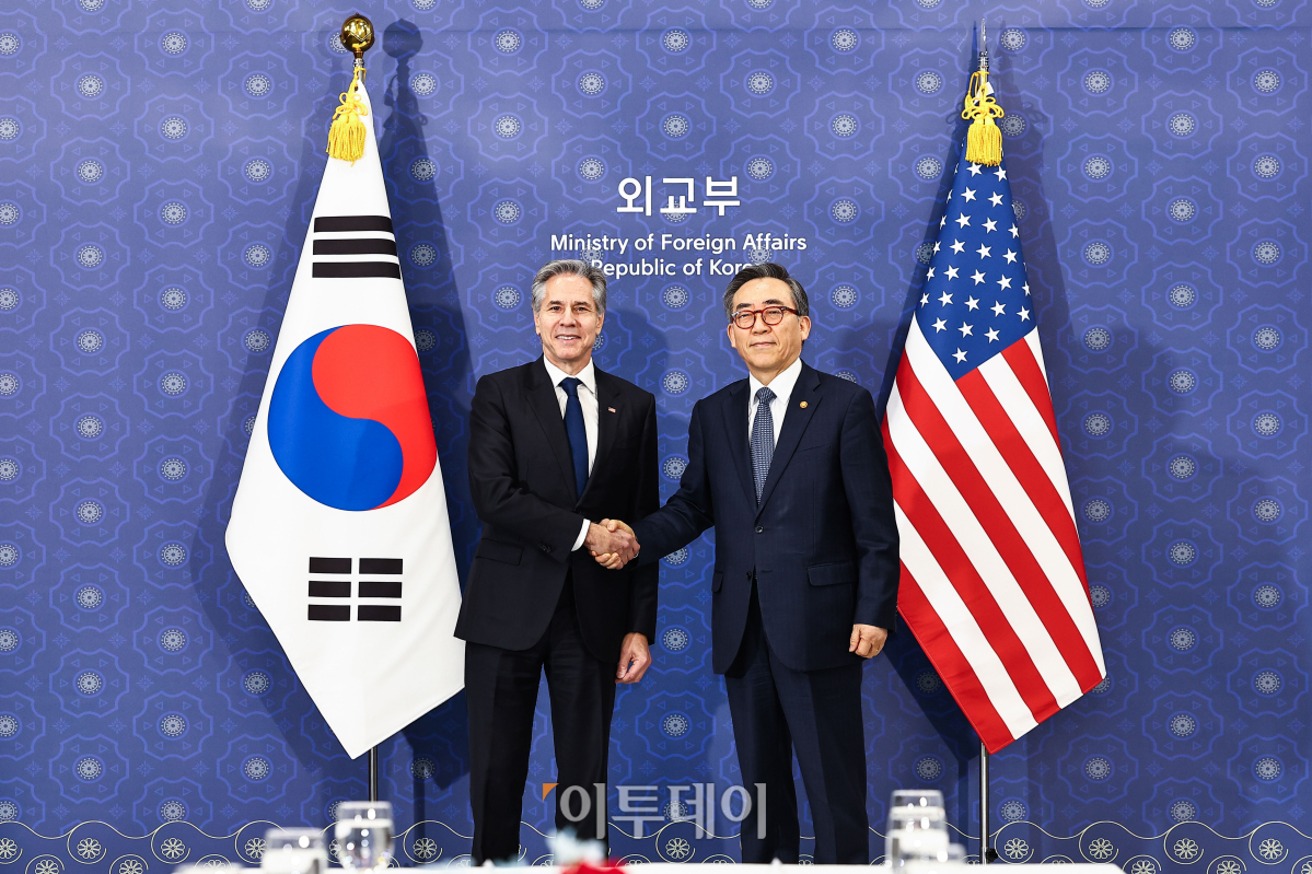 ▲조태열 외교부 장관(오른쪽)과 토니 블링컨 미국 국무부 장관이 6일 서울 종로구 외교부 청사에서 열린 한미 외교장관회담에 앞서 기념촬영 하고 있다. 조현호 기자 hyunho@