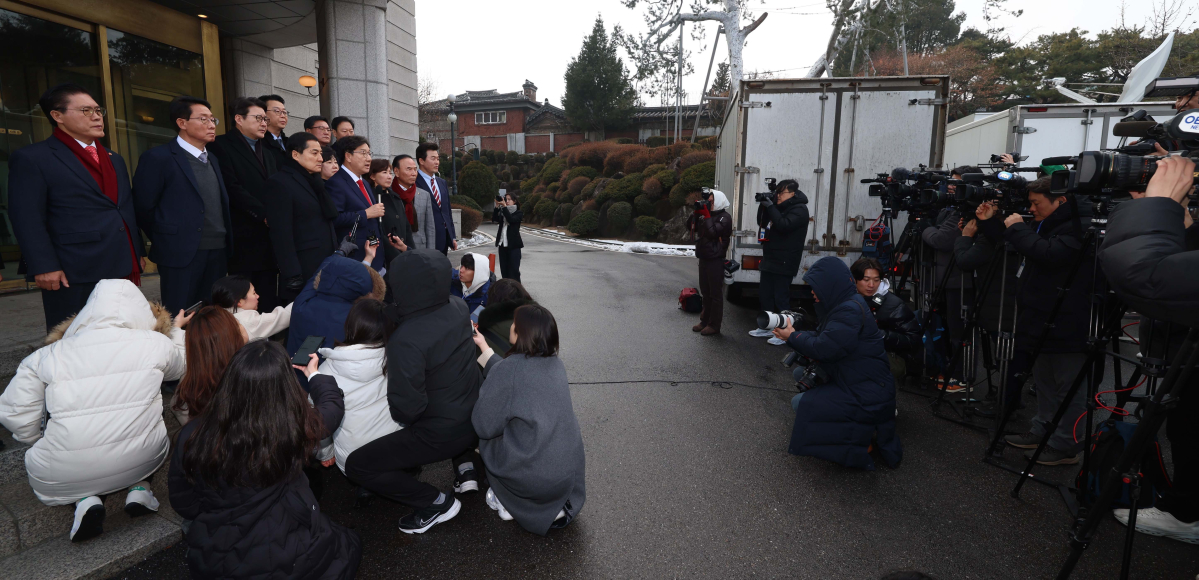 ▲권성동 국민의힘 원내대표가 4선 이상 중진의원, 국회 법제사법위원회 소속 의원들과 6일 서울 종로구 헌법재판소에 윤석열 대통령 탄핵 심판 관련 항의 방문을 마친 뒤 브리핑을 하고 있다. 신태현 기자 holjjak@