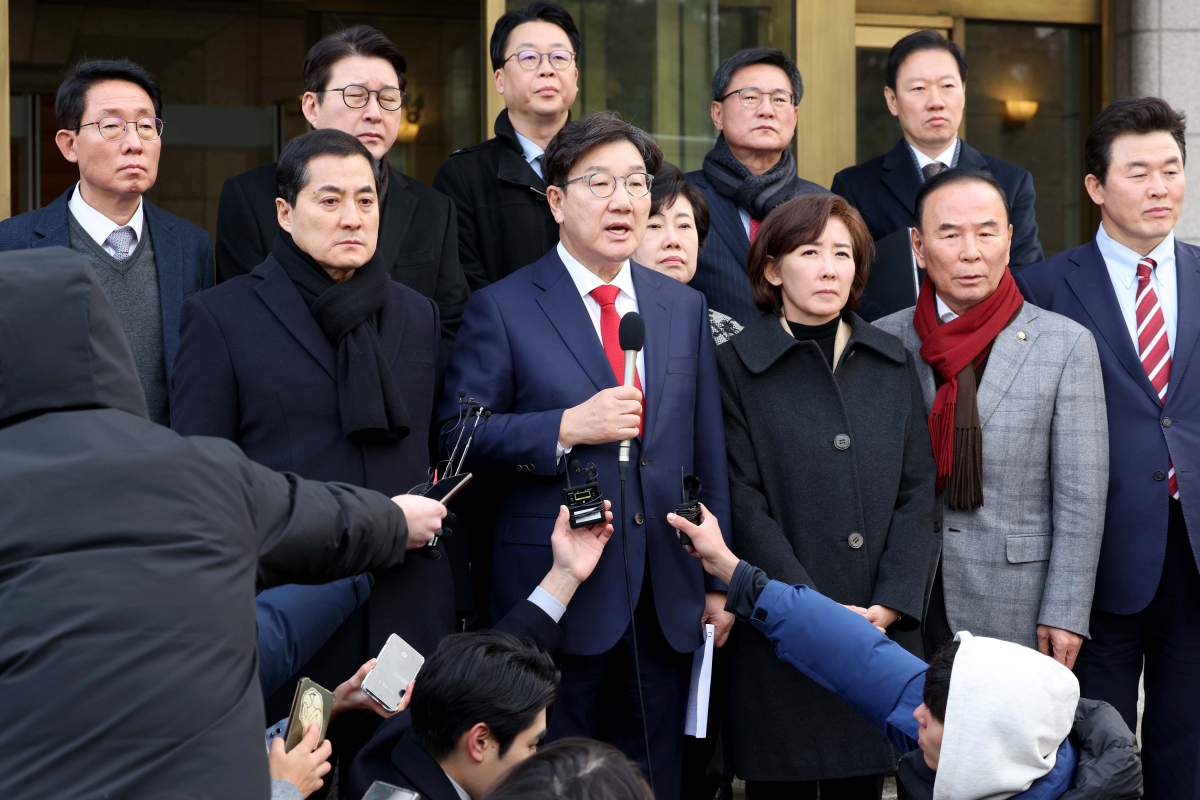 ▲권성동 국민의힘 원내대표가 4선 이상 중진의원, 국회 법제사법위원회 소속 의원들과 6일 서울 종로구 헌법재판소에 윤석열 대통령 탄핵 심판 관련 항의 방문을 마친 뒤 브리핑을 하고 있다. 신태현 기자 holjjak@