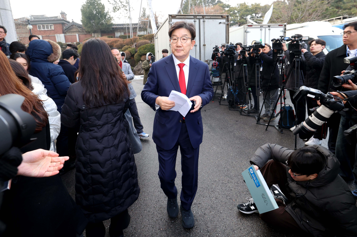 ▲권성동 국민의힘 원내대표가 4선 이상 중진의원, 국회 법제사법위원회 소속 의원들과 6일 서울 종로구 헌법재판소에 윤석열 대통령 탄핵 심판 관련 항의 방문을 마친 뒤 나서고 있다. 신태현 기자 holjjak@