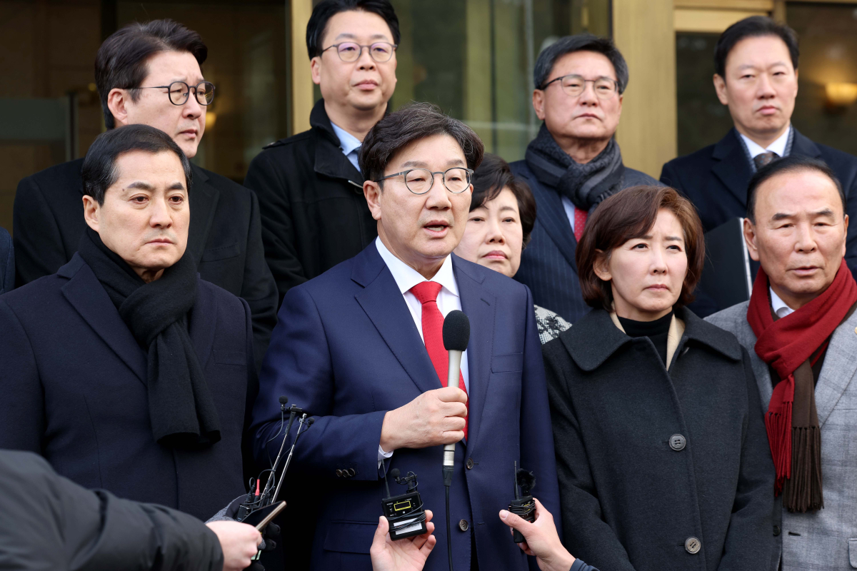 ▲권성동 국민의힘 원내대표가 4선 이상 중진의원, 국회 법제사법위원회 소속 의원들과 6일 서울 종로구 헌법재판소에 윤석열 대통령 탄핵 심판 관련 항의 방문을 마친 뒤 브리핑을 하고 있다. 신태현 기자 holjjak@