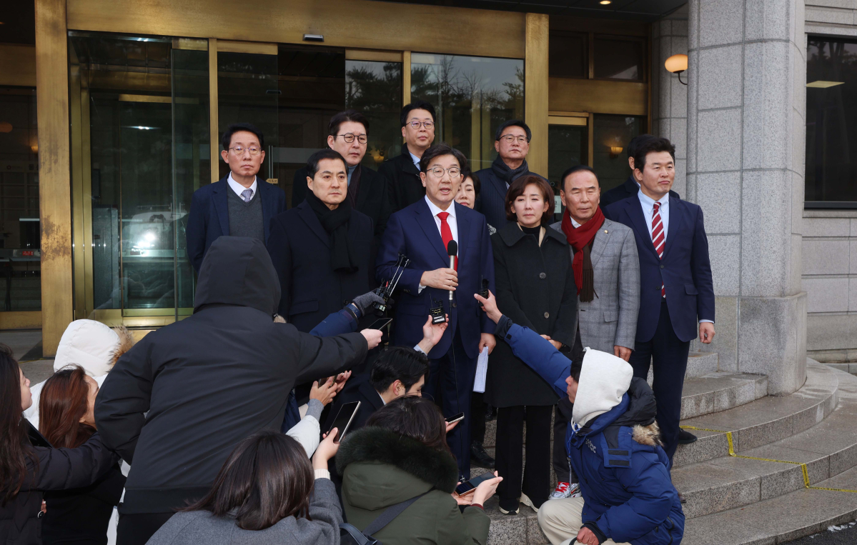 ▲권성동 국민의힘 원내대표가 4선 이상 중진의원, 국회 법제사법위원회 소속 의원들과 6일 서울 종로구 헌법재판소에 윤석열 대통령 탄핵 심판 관련 항의 방문을 마친 뒤 브리핑을 하고 있다. 신태현 기자 holjjak@