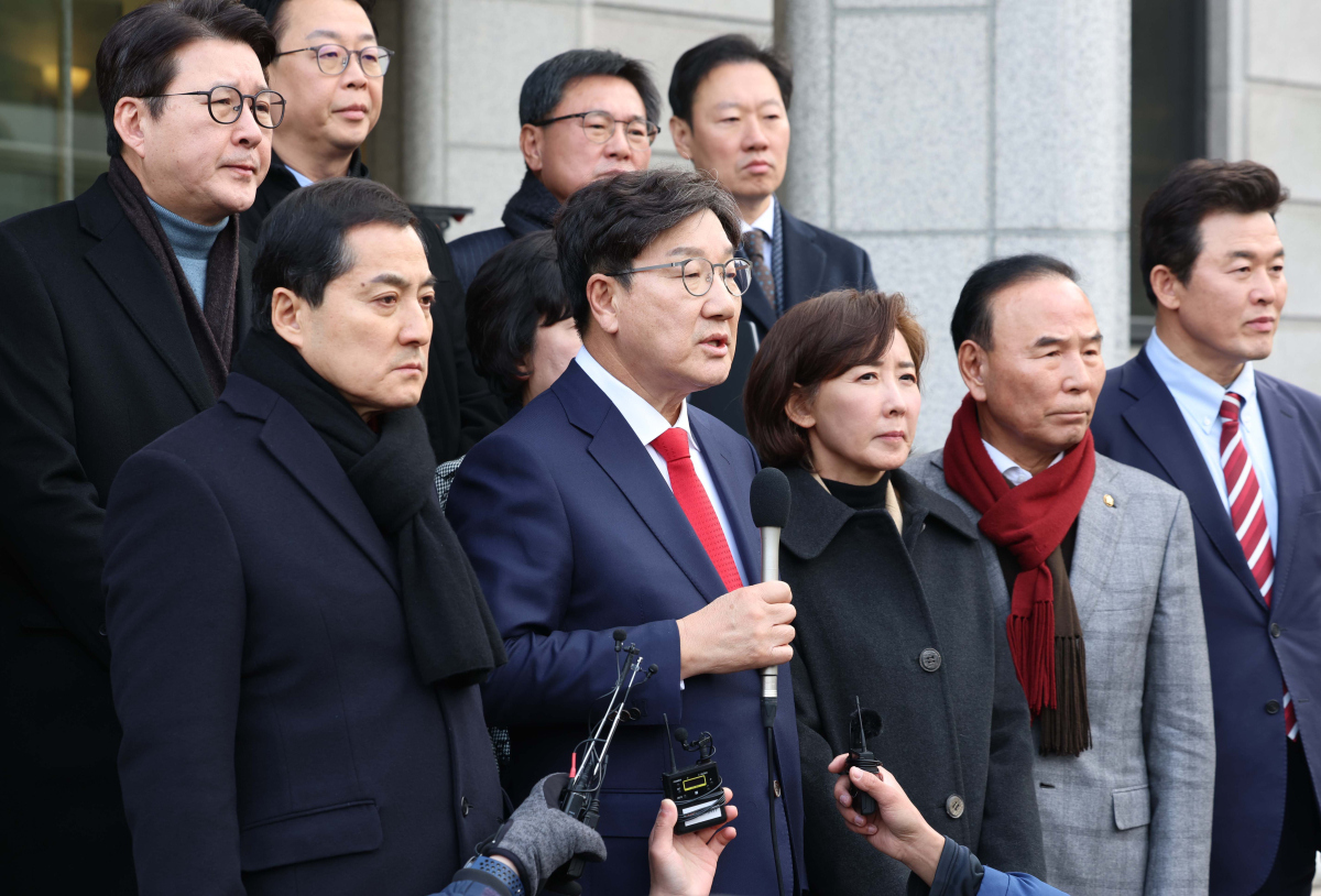 ▲권성동 국민의힘 원내대표가 4선 이상 중진의원, 국회 법제사법위원회 소속 의원들과 6일 서울 종로구 헌법재판소에 윤석열 대통령 탄핵 심판 관련 항의 방문을 마친 뒤 브리핑을 하고 있다. 신태현 기자 holjjak@