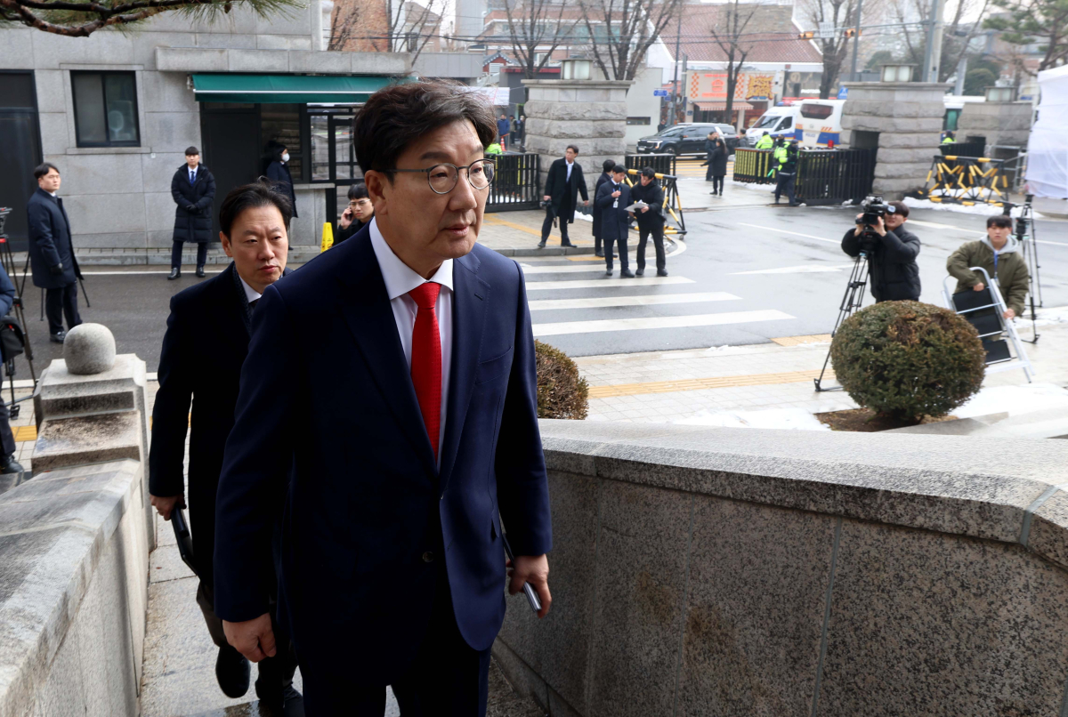 ▲권성동 국민의힘 원내대표가 4선 이상 중진의원, 국회 법제사법위원회 소속 의원들과 6일 서울 종로구 헌법재판소에 윤석열 대통령 탄핵 심판 관련 항의 방문을 하고 있다. 신태현 기자 holjjak@