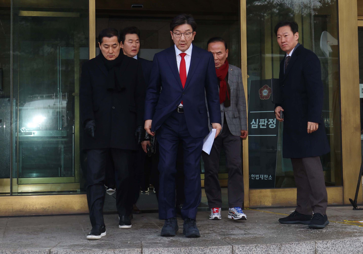 ▲권성동 국민의힘 원내대표가 4선 이상 중진의원, 국회 법제사법위원회 소속 의원들과 6일 서울 종로구 헌법재판소에 윤석열 대통령 탄핵 심판 관련 항의 방문을 마친 뒤 나서고 있다. 신태현 기자 holjjak@