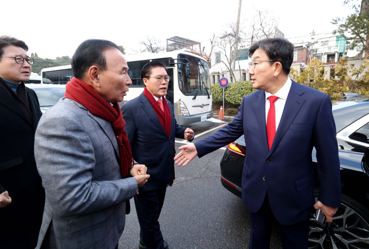 ▲권성동 국민의힘 원내대표가 4선 이상 중진의원, 국회 법제사법위원회 소속 의원들과 6일 서울 종로구 헌법재판소에 윤석열 대통령 탄핵 심판 관련 항의 방문을 마친 뒤 나서고 있다. 신태현 기자 holjjak@