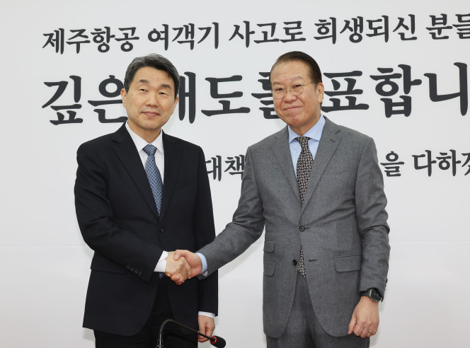 ▲권영세 국민의힘 비대위원장이 6일 오전 서울 여의도 국회에서 이주호 사회부총리 겸 교육부장관을 접견하고 있다. (연합뉴스)