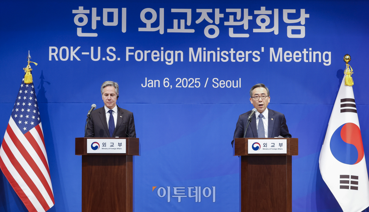▲조태열 외교부 장관이 6일 서울 종로구 외교부에서 한미 외교장관 합동 기자회견을 하고 있다. 왼쪽은 토니 블링컨 미 국무부 장관. 조현호 기자 hyunho@
