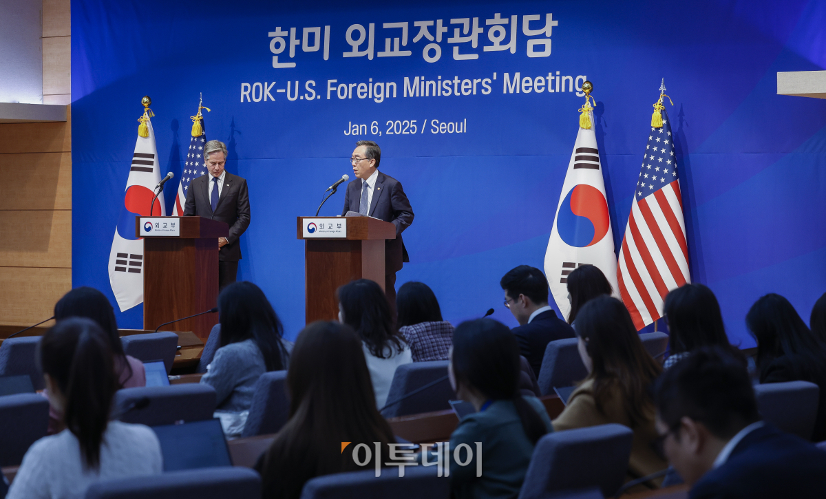 ▲조태열 외교부 장관이 6일 서울 종로구 외교부에서 한미 외교장관 합동 기자회견을 하고 있다. 왼쪽은 토니 블링컨 미 국무부 장관. 조현호 기자 hyunho@