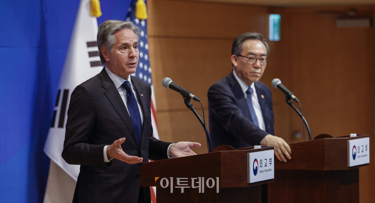 ▲토니 블링컨 미 국무부 장관이 6일 서울 종로구 외교부에서 한미 외교장관 합동 기자회견을 하고 있다. 오른쪽은 조태열 외교부 장관. 조현호 기자 hyunho@