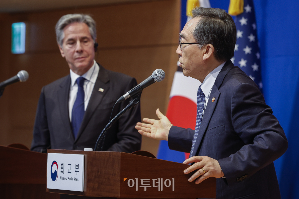 ▲조태열 외교부 장관이 6일 서울 종로구 외교부에서 한미 외교장관 합동 기자회견을 하고 있다. 왼쪽은 토니 블링컨 미 국무부 장관. 조현호 기자 hyunho@