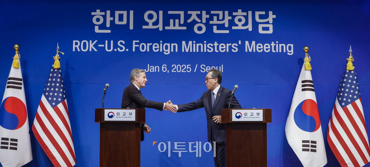 ▲조태열(오른쪽) 외교부 장관과 토니 블링컨 미 국무부 장관이 6일 서울 종로구 외교부에서 열린 한미 외교장관 합동 기자회견을 마친 후 악수를 하고 있다. 조현호 기자 hyunho@