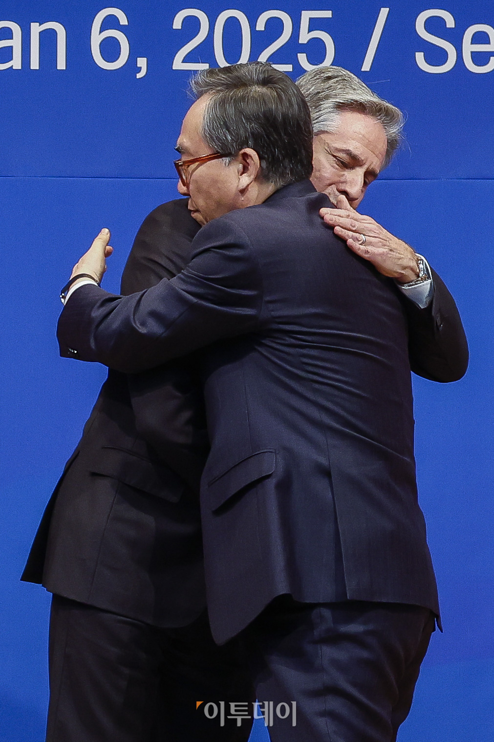 ▲조태열(오른쪽) 외교부 장관과 토니 블링컨 미 국무부 장관이 6일 서울 종로구 외교부에서 열린 한미 외교장관 합동 기자회견을 마친 후 포옹을 하고 있다. 조현호 기자 hyunho@