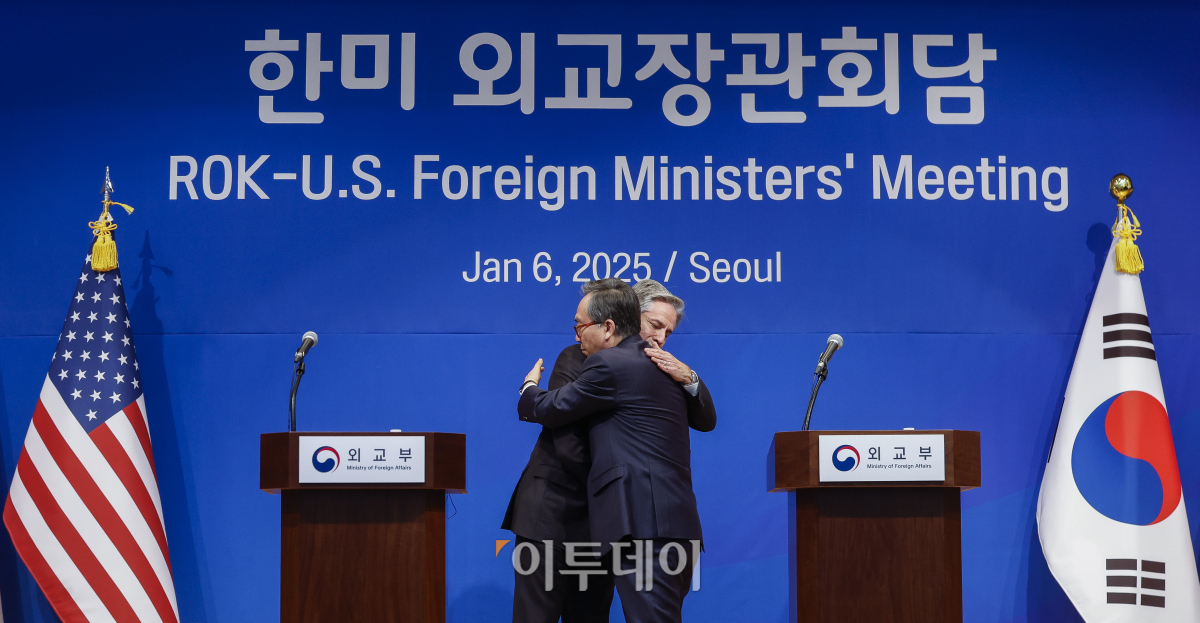 ▲조태열(오른쪽) 외교부 장관과 토니 블링컨 미 국무부 장관이 6일 서울 종로구 외교부에서 열린 한미 외교장관 합동 기자회견을 마친 후 포옹을 하고 있다. 조현호 기자 hyunho@