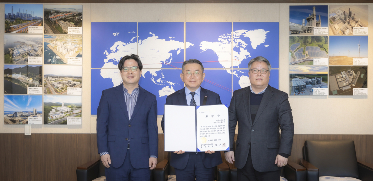 ▲김준동 한국남부발전 사장(가운데)이 6일 감사원 표창을 남부발전 기업성장응답센터 직원과 함께 기념 촬영을 하고 있다. (사진제공=한국남부발전)