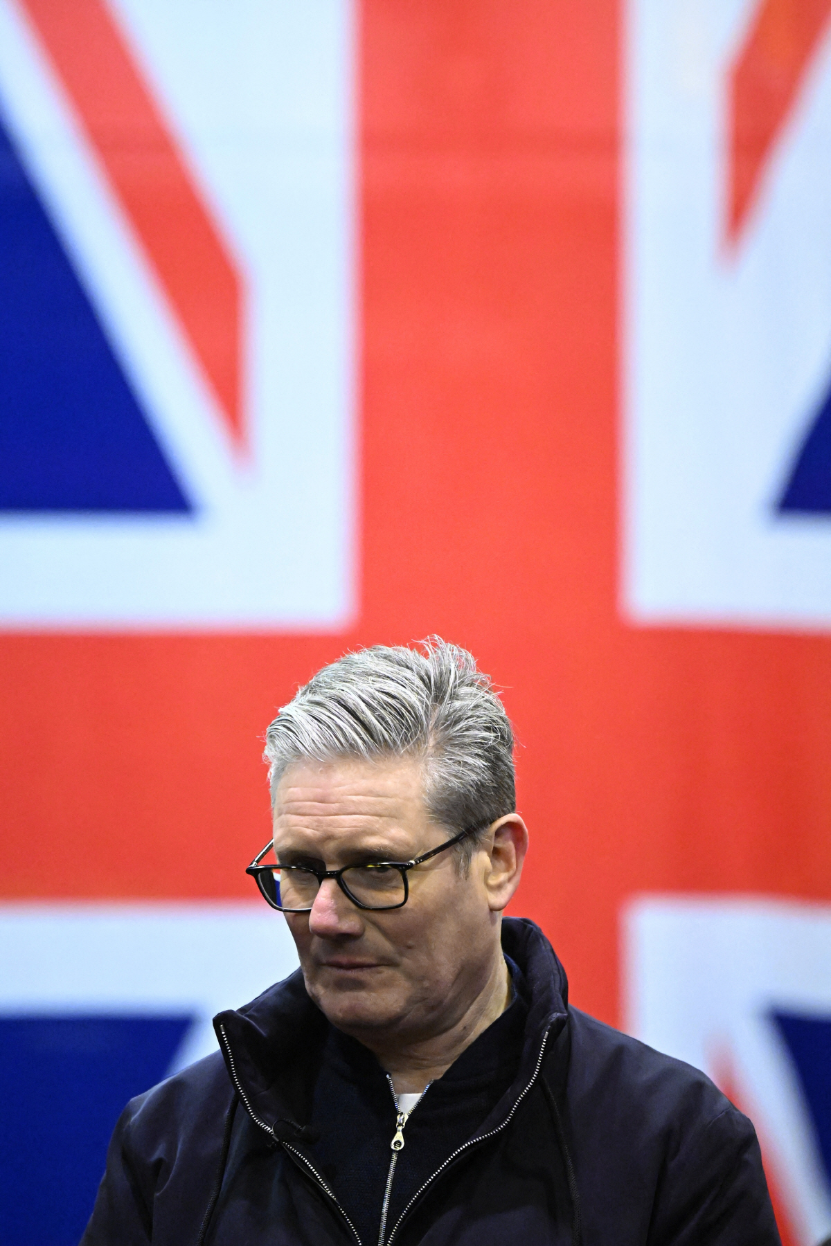 ▲키어 스타머 영국 총리가 지난해 12월 17일(현지시간) 에스토니아 탈린에서 프리깃함 HMS 아이언 듀크를 바라보고 있다. 탈린(에스토니아)/로이터연합뉴스