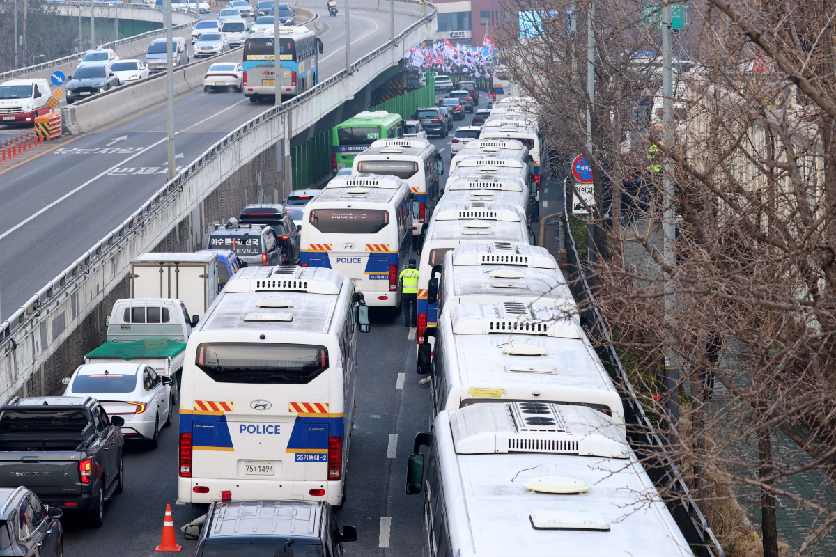 ▲고위공직자범죄수사처(공수처)의 윤석열 대통령 체포영장 유효기간 만료일인 6일 서울 용산구 한남동 대통령 관저 인근에 경찰 차벽이 설치돼 있다. 신태현 기자 holjjak@