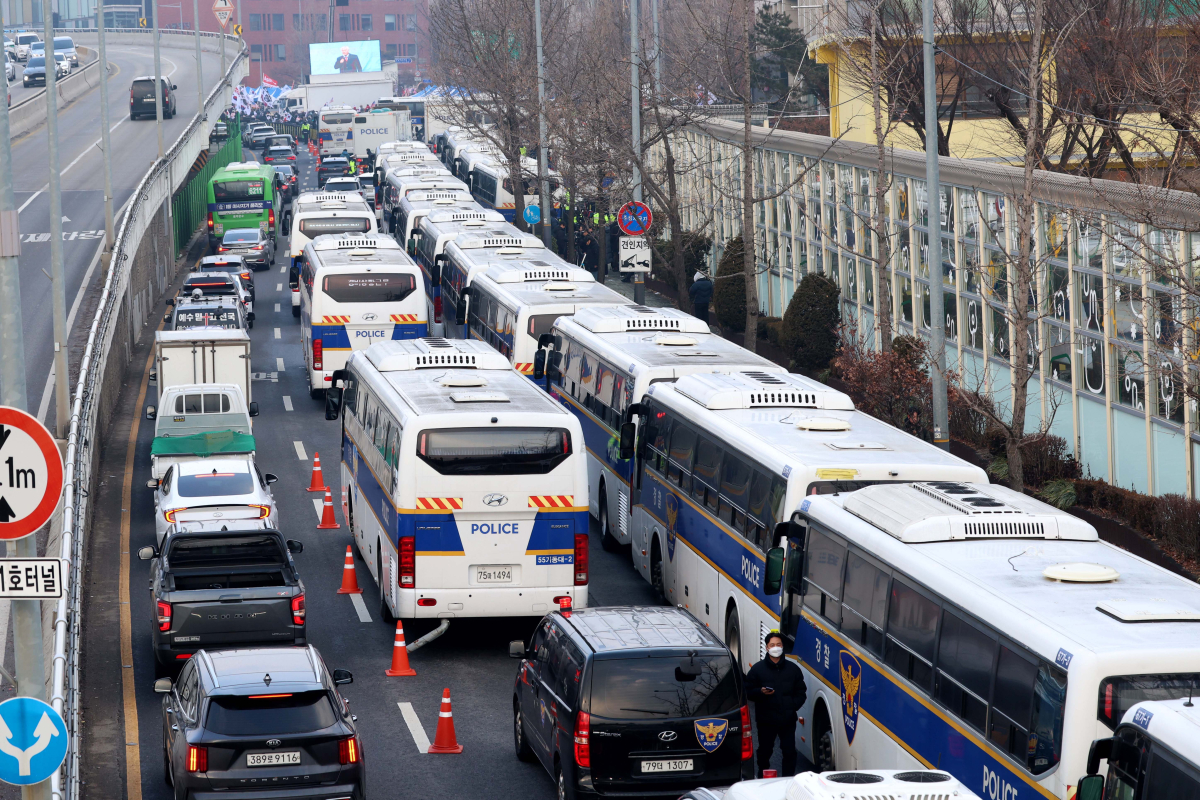 ▲고위공직자범죄수사처(공수처)의 윤석열 대통령 체포영장 유효기간 만료일인 6일 서울 용산구 한남동 대통령 관저 인근에 경찰 차벽이 설치돼 있다. 신태현 기자 holjjak@
