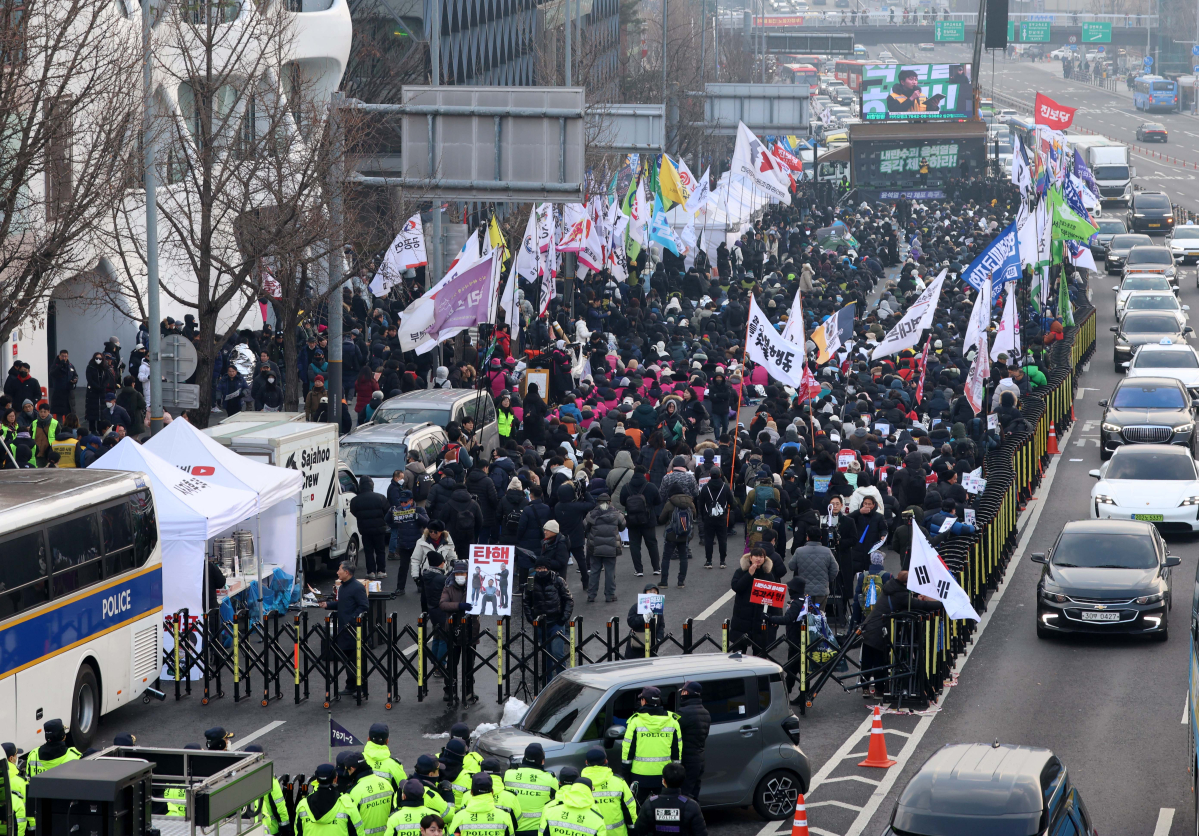 ▲고위공직자범죄수사처(공수처)의 윤석열 대통령 체포영장 유효기간 만료일인 6일 서울 용산구 한남동 대통령 관저 인근에서 윤 대통령의 체포를 촉구하는 집회가 열리고 있다. 신태현 기자 holjjak@