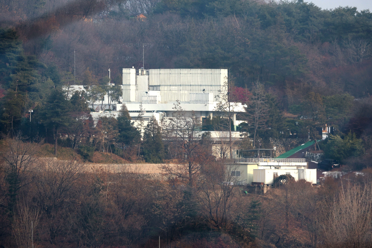 ▲고위공직자범죄수사처(공수처)의 윤석열 대통령 체포영장 유효기간 만료일인 6일 서울 용산구 한남동 대통령 관저에 긴장감이 감돌고 있다.  (신태현 기자 holjjak@)