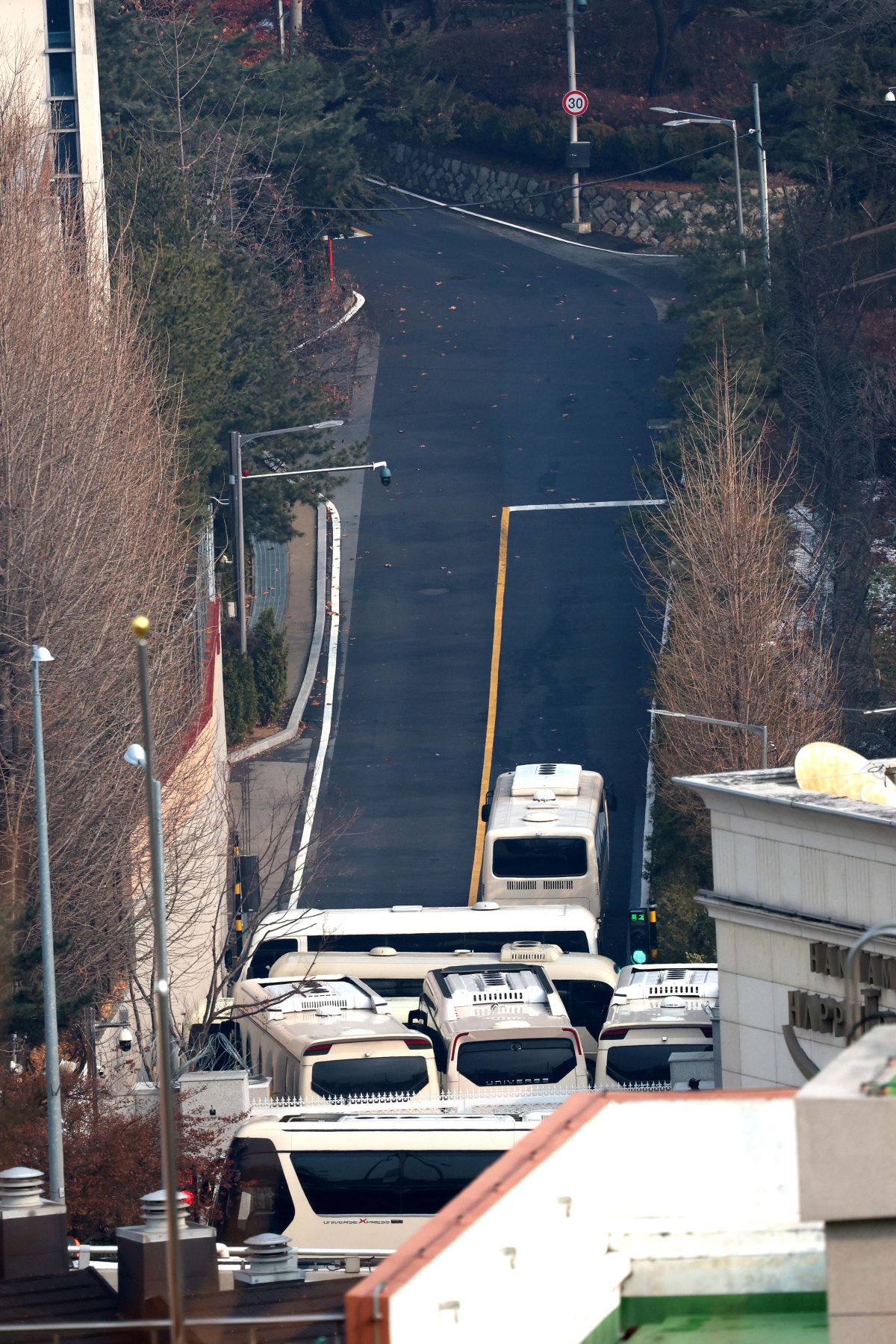▲고위공직자범죄수사처(공수처)의 윤석열 대통령 체포영장 유효기간 만료일인 6일 서울 용산구 한남동 대통령 관저 입구에 차벽이 설치돼 있다. 신태현 기자 holjjak@