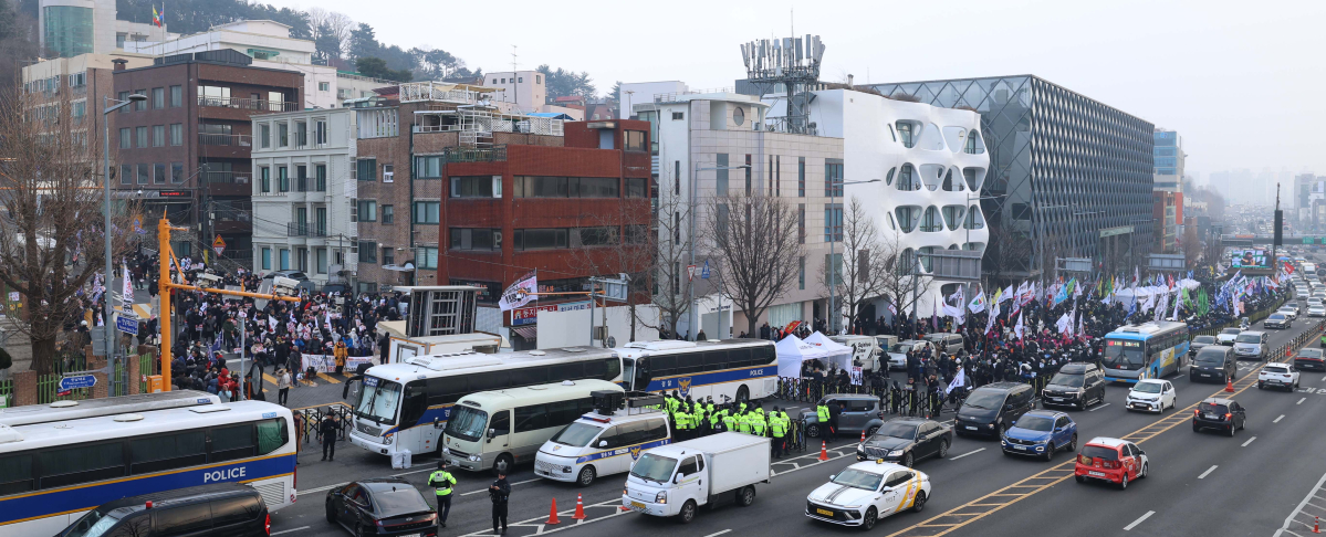 ▲고위공직자범죄수사처(공수처)의 윤석열 대통령 체포영장 유효기간 만료일인 6일 서울 용산구 한남동 대통령 관저 인근에서 윤 대통령의 체포를 촉구하는 집회(오른쪽)와 반대하는 집회가 열리고 있다. 신태현 기자 holjjak@