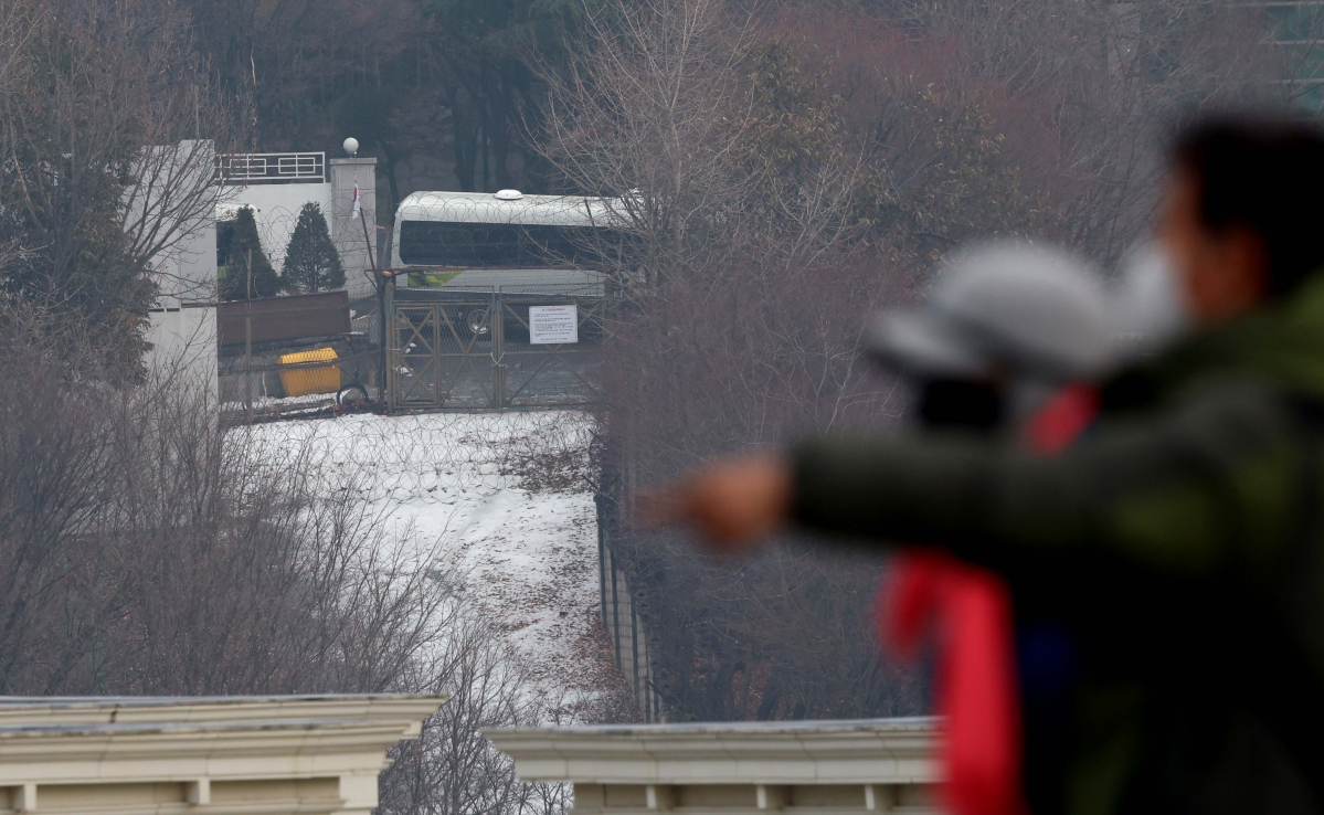 ▲고위공직자범죄수사처(공수처)의 윤석열 대통령 체포영장 유효기간 만료일인 6일 서울 용산구 한남동 대통령 관저 인근 출입구에 철조망이 설치돼 있다. 신태현 기자 holjjak@