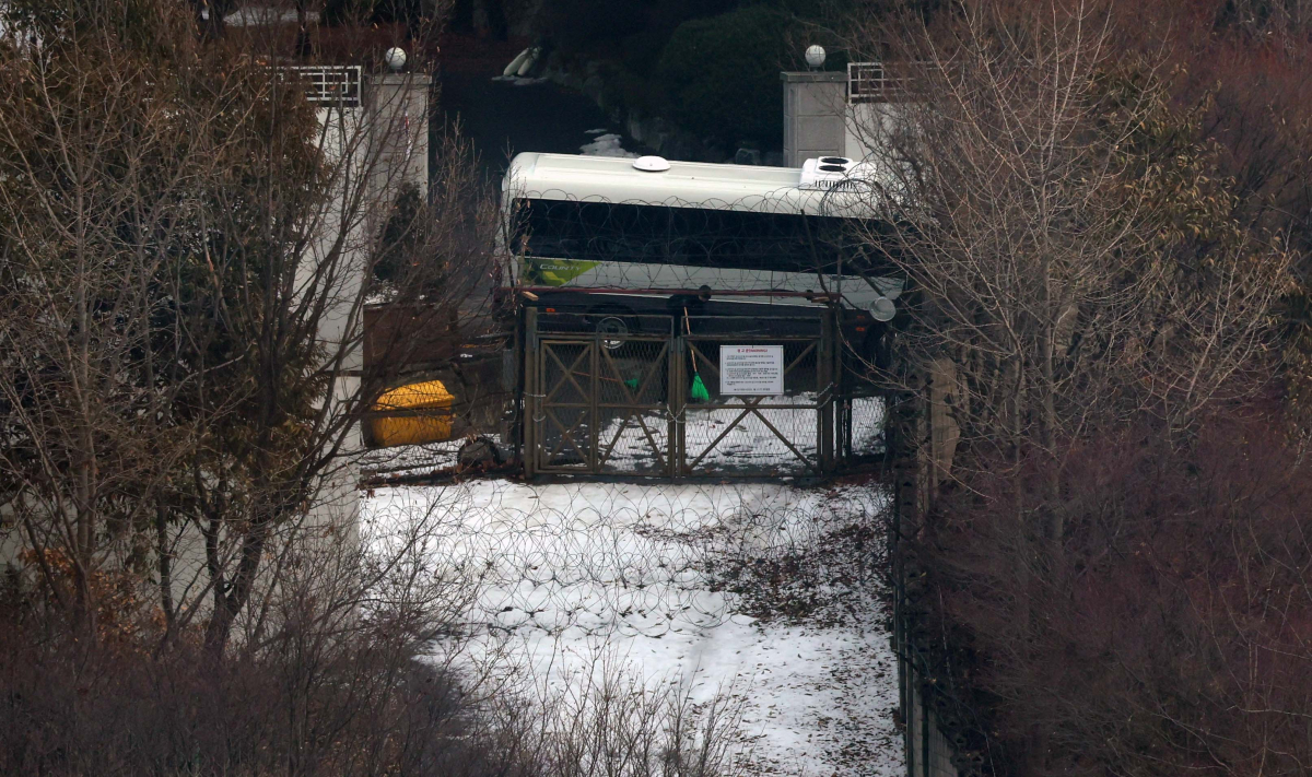 ▲고위공직자범죄수사처(공수처)의 윤석열 대통령 체포영장 유효기간 만료일인 6일 서울 용산구 한남동 대통령 관저 인근 출입구에 철조망이 설치돼 있다. 신태현 기자 holjjak@