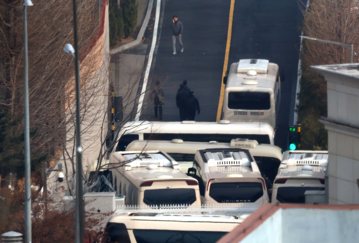▲고위공직자범죄수사처(공수처)의 윤석열 대통령 체포영장 유효기간 만료일인 6일 서울 용산구 한남동 대통령 관저 입구에 차벽이 설치돼 있다. 신태현 기자 holjjak@