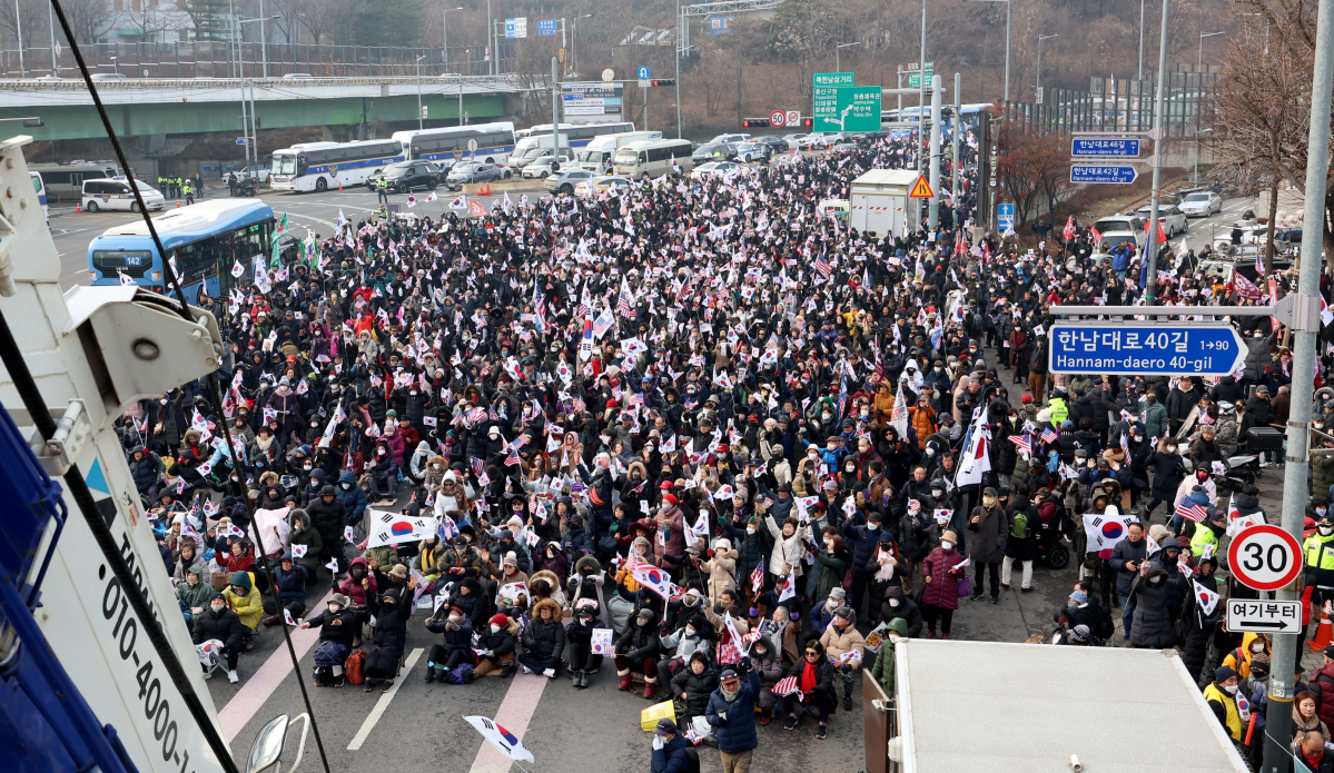 ▲고위공직자범죄수사처(공수처)의 윤석열 대통령 체포영장 유효기간 만료일인 6일 서울 용산구 한남동 대통령 관저 인근에서 윤 대통령을 지지하는 집회가 열리고 있다. 신태현 기자 holjjak@