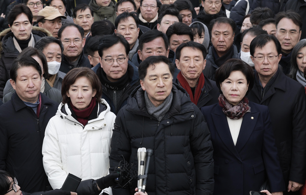 ▲김기현 국민의힘 의원을 비롯한 소속 의원들이 6일 서울 용산구 대통령 관저 앞에 모인 취재진에게 입장을 밝히고 있다. 2024.01.06.  (뉴시스)