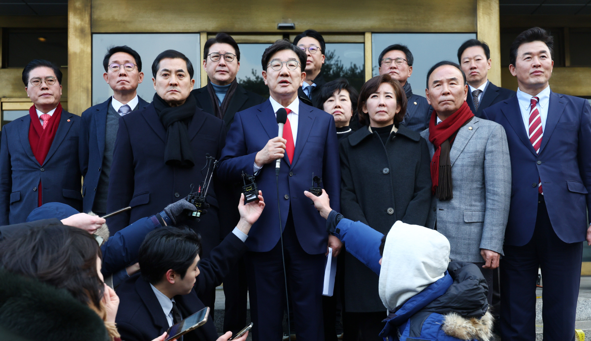 ▲국회 탄핵소추단이 윤석열 대통령 탄핵소추 사유에서 '내란죄'를 제외한 것과 관련해 권성동 국민의힘 원내대표가 6일 서울 종로구 헌법재판소를 항의 방문한 뒤 취재진 앞에서 관련 내용에 대해 발언하고 있다. 2025.01.06.  (뉴시스)