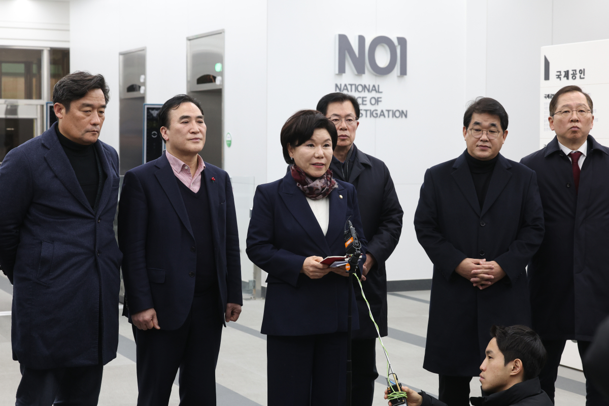 ▲조은희 국민의힘 행정안전위원회 간사와 위원, 경찰 출신 의원들이 6일 서울 서대문구 국사수사본부에서 항의 방문을 마친 뒤 항의 내용에 대해 설명하고 있다. 2025.01.06. (뉴시스)