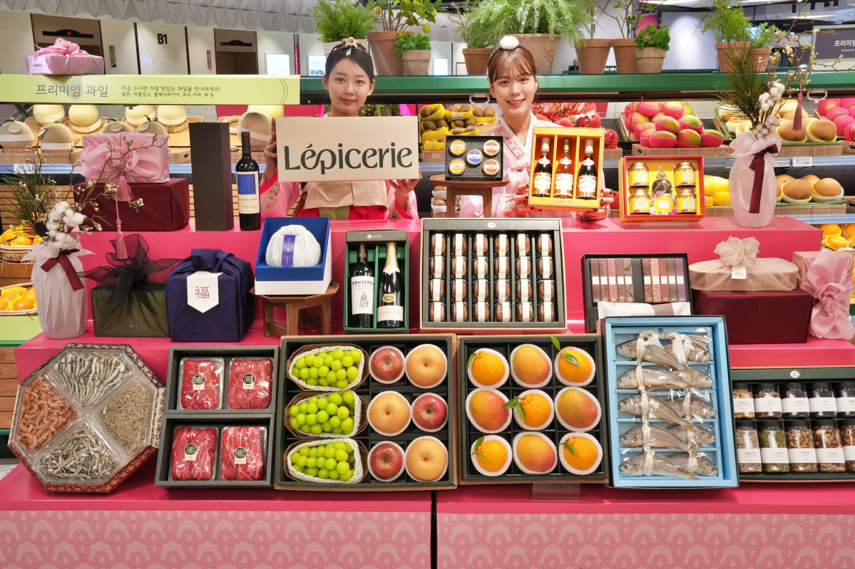 ▲모델이 롯데백화점 잠실점 지하1층 식품관에서 2025년 설 선물 세트를 소개하고 있다. (사진제공=롯데쇼핑)