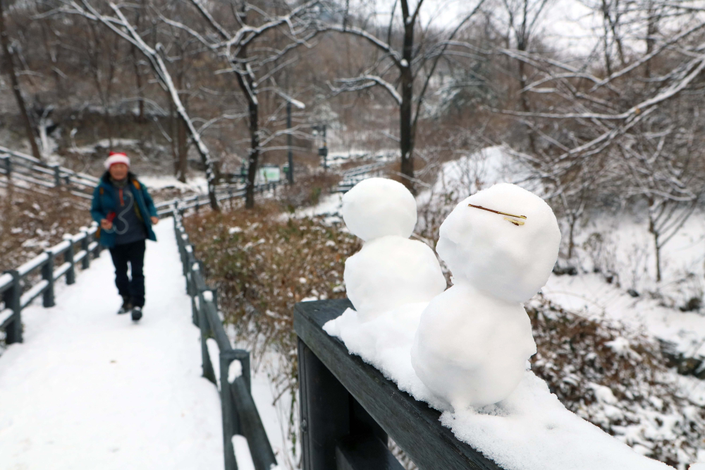 ▲절기상 소한(小寒)이자 서울을 비롯한 중부지방에 많은 눈이 내린 5일 서울 인왕산에 눈사람이 놓여있다. (이투데이DB)