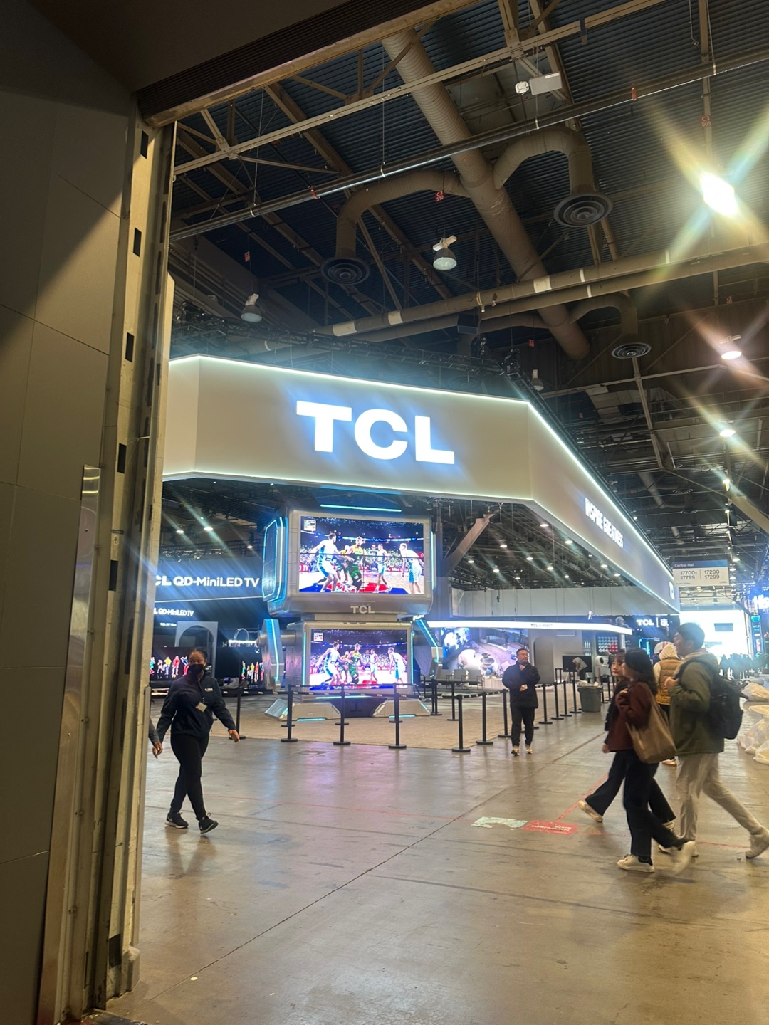 ▲세계 최대 정보기술(IT)‧가전 박람회 ‘CES 2025’를 하루 앞둔 6일(현지시간) 미국 라스베이거스 컨벤션센터(LVCC) 센트럴홀에 설치된 TCL 전시관. (이수진 기자)