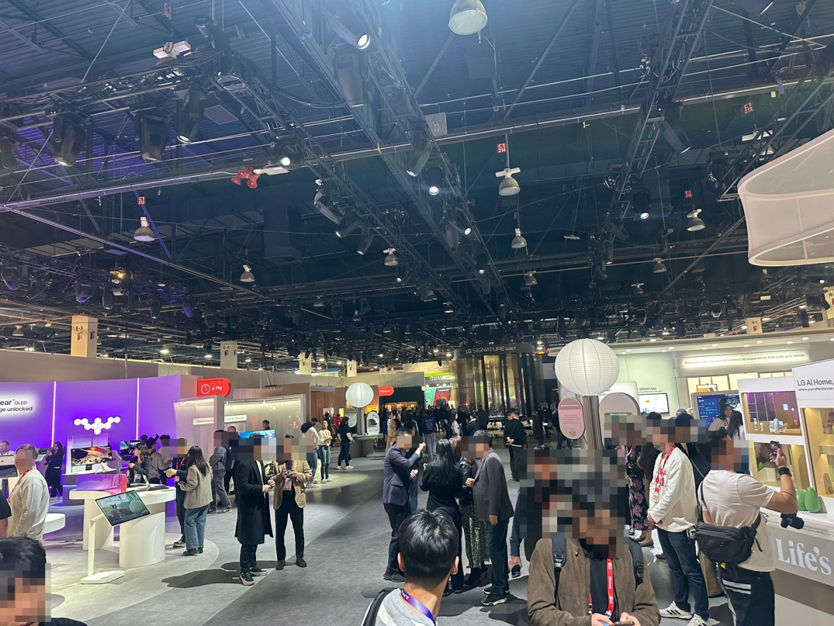 ▲세계 최대 정보기술(IT)‧가전 박람회 ‘CES 2025’를 하루 앞둔 6일(현지시간) 미국 라스베이거스 컨벤션센터(LVCC) 센트럴홀에 설치된 LG전자 전시관. (이수진 기자)