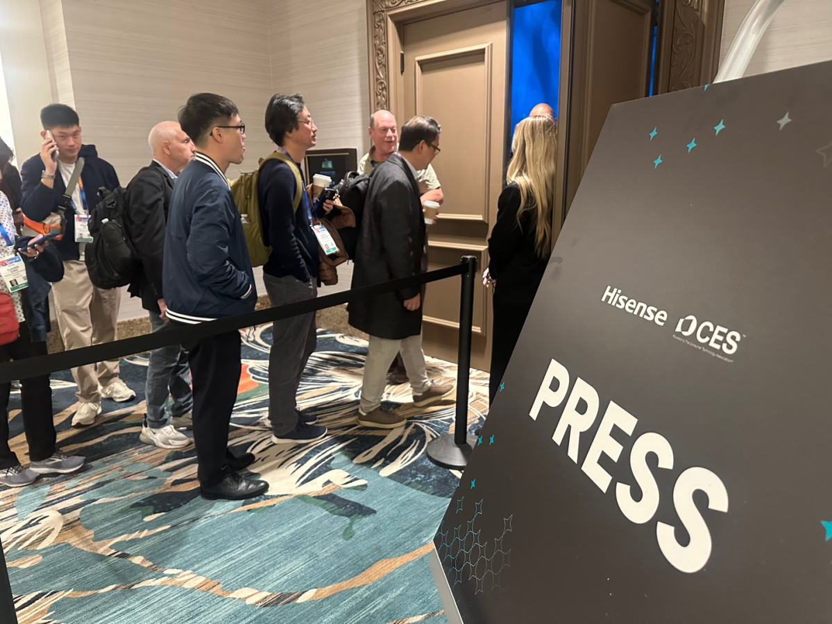 ▲세계 최대 정보기술(IT)‧가전 박람회 ‘CES 2025’를 하루 앞둔 6일(현지시간) 미국 라스베이거스 만달레이 베이에서 진행된 ‘하이센스 콘퍼런스’ 행사에서 입장을 기다리는 사람들. (이수진 기자)