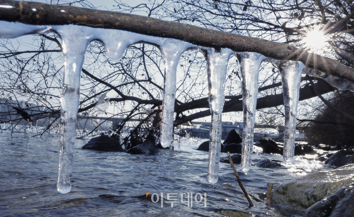 ▲서울 아침 최저기온이 영하 5도까지 떨어지는 등 강추위가 찾아온 7일 서울 영등포구 여의도한강공원에 고드름이 얼어있다. 이날 기상청은 전국 대부분 지역이 전날보다 5~10도가량 크게 떨어져 춥고 빙판길과 도로 살얼음이 나타나는 곳이 많아 유의할 것이라고 예보했다. 조현호 기자 hyunho@