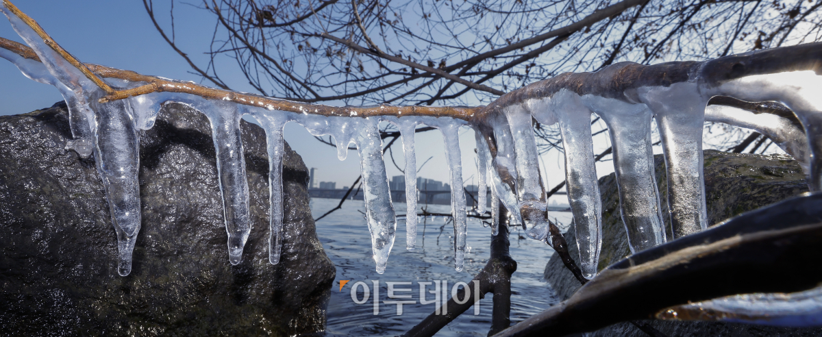 ▲서울 아침 최저기온이 영하 5도까지 떨어지는 등 강추위가 찾아온 7일 서울 영등포구 여의도한강공원에 고드름이 얼어있다. 이날 기상청은 전국 대부분 지역이 전날보다 5~10도가량 크게 떨어져 춥고 빙판길과 도로 살얼음이 나타나는 곳이 많아 유의할 것이라고 예보했다. 조현호 기자 hyunho@