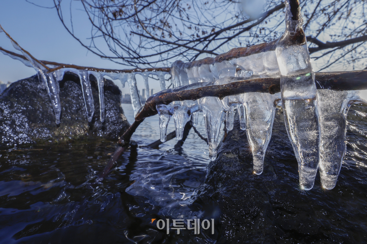 ▲서울 아침 최저기온이 영하 5도까지 떨어지는 등 강추위가 찾아온 7일 서울 영등포구 여의도한강공원에 고드름이 얼어있다. 이날 기상청은 전국 대부분 지역이 전날보다 5~10도 가량 크게 떨어져 춥고 빙판길과 도로 살얼음이 나타나는 곳이 많아 유의할 것이라고 예보했다. 조현호 기자 hyunho@