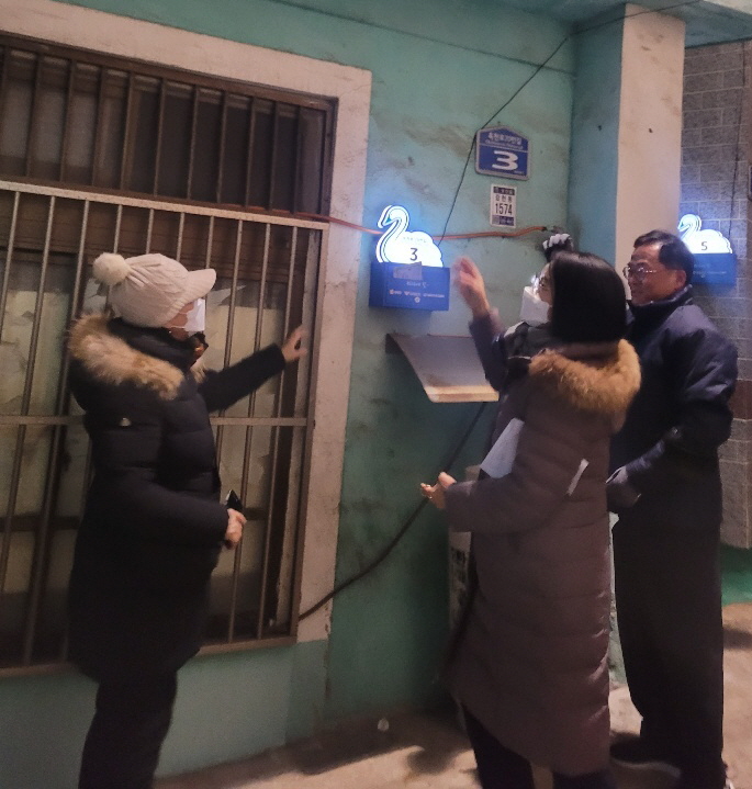 ▲한국남부발전이 부산 사하구 감천 2동 천마마을 주민을 위해 설치한 태양광 우편함 모습. (사진제공=한국남부발전)